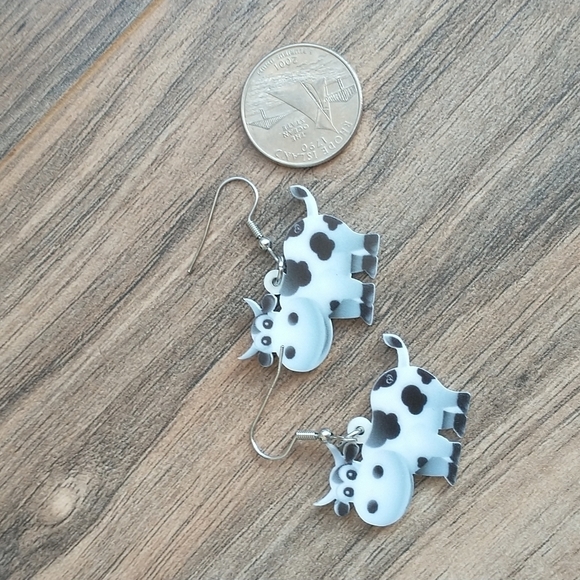 Plastic cow , cow print earrings - Picture 5 of 5
